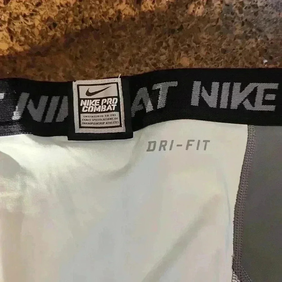 NWT Nike Pro Combat hyperstrong dry fit 3/4 compression pants - Picture 3 of 8